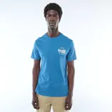 Remera azul de manga corta, con cuello redondo y estampado pequeño en el pecho con la inscripción "Golden Peel California".