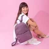 Mochila de nylon color lila, con cierre principal y bolsillo frontal. Cuenta con detalle en simil cuero y bolsillo pequeño. Bolsillo trasero con cierre y bolsillos laterales. Correas a tono.