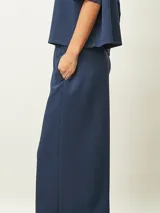 Pantalón azul oscuro de corte recto y tiro alto, con cintura elástica y bolsillos laterales.