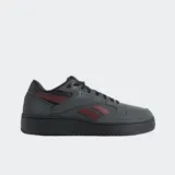 Championes Reebok ATR Chill de color gris oscuro con detalles en bordó y negro. Presentan una estética minimalista inspirada en el baloncesto tradicional, con parte superior de cuero y gamuza.