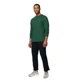 Pantalón chino Columbia de color negro, con bolsillos laterales con cierre y un bolsillo tipo cargo pequeño.