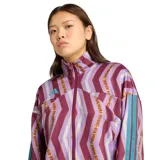 Campera deportiva Adidas de la colección Farm, con diseño de estampado geométrico en tonos bordó, violeta y amarillo. Presenta cuello alto, cierre frontal completo, mangas largas con las icónicas tres tiras en color turquesa y puños acanalados.