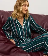 Pijama de dos piezas estilo americano confeccionado en viscosa. Incluye una camisa de mangas largas con cuello solapa, cierre frontal con botones y detalle de vivo contrastante, junto con un pantalón de cintura elástica. Presenta un diseño estampado a rayas verticales en tonos verde, blanco y bordó.