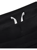 Short deportivo Under Armour modelo Fly By Elite 5, color negro con ribetes blancos. Cuenta con cintura elástica, paneles de malla laterales para mayor ventilación y bajo cruzado.