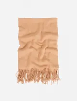 Bufanda rectangular color beige con flecos en los extremos.