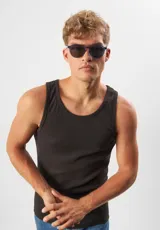 Lentes de sol redondos color champagne con lentes grises. Fabricados con acetato biodegradable y lentes de PMMA reciclado.