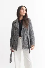 Tapado gris jaspeado con doble botonadura, cuello solapa y lazo en la cintura.