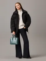 Cartera tote verde con textura de piel de cocodrilo, doble asa de mano y correa bandolera desmontable.