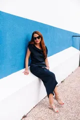 Sandalia plana plateada con tiras finas y cierre con hebilla en el tobillo.