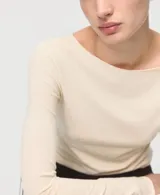 Camiseta entallada de color beige, con cuello barco y manga larga.