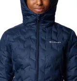 Campera técnica de plumón con capucha, color azul marino, con diseño de costuras selladas térmicamente, cierre frontal completo, bolsillos laterales con cierre y logo de la marca bordado en el pecho.