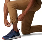 Pantalón de senderismo color marrón, con diseño técnico que incluye múltiples bolsillos cargo, bolsillos laterales y traseros, cinturón integrado y ajuste en el dobladillo.