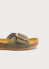 Sandalia plana verde militar con tira ancha de ante y hebilla grande de resina carey. Suela ergonómica de corcho y base de goma.