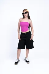 Corset fucsia con ballenas verticales y escote recto.