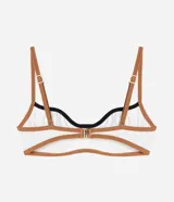 Top de bikini blanco de microfibra texturizada, con breteles finos ajustables, cierre en la espalda y detalles contrastantes en marrón y negro.