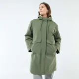Parka larga de color verde con capucha ajustable mediante cordones y forro interior de efecto borreguito. Presenta un cierre frontal de cremallera oculto por una solapa con botones a presión y dos bolsillos grandes de parche con solapa en el frente.