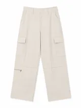 Pantalón cargo color crudo, de corte holgado y pernera recta. Cuenta con múltiples bolsillos utilitarios en los laterales, incluyendo bolsillos con solapa y un bolsillo adicional con cierre en la pierna derecha.