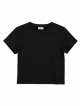 Remera básica de corte cropped, color negro, con cuello redondo y mangas cortas.