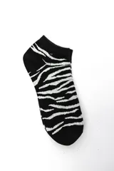 Pack de tres pares de medias tobilleras con estampado animal print tipo cebra, en combinaciones de negro, blanco y gris.