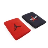Set de dos muñequeras deportivas Jordan Jumpman Terry Bands, una en color rojo con el logotipo Jumpman bordado en negro y otra en color negro con el logotipo bordado en rojo acompañado del texto 'Jordan'.