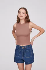 Top color beige de tejido de punto acanalado, con cuello redondo y sin mangas.