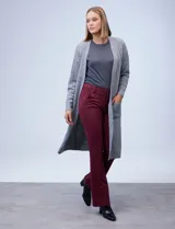 Cardigan largo tejido de punto color celeste, marca Elle, con bolsillos delanteros.