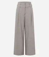 Pantalón de sastrería de corte ancho y recto, color gris, con cintura doble estructurada y removible, pinzas frontales y bolsillos.