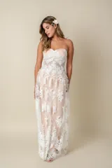 Vestido largo de tul bordado con encaje y perlas sobre viso color champagne, de corte recto y escote palabra de honor.