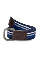 Cinto de tela canvas azul marino con galón de rayas blancas y celestes, hebilla doble metálica color peltre y terminaciones en símil cuero marrón.