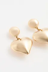 Aros colgantes con diseño de corazón grande en acabado dorado brillante, con cierre de perno.
