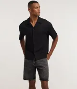 Bermuda de jeans para hombre, color gris oscuro con efecto lavado y desgastado. Modelo recto con cintura fija, trabillas, cierre tradicional y bolsillos.