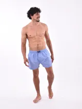 Short de baño blanco con estampado de hojas en tonos azules y rosados, cintura elástica con cordón ajustable.