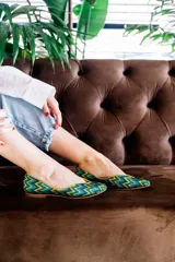 Ballerinas con tejido de relieve en zigzag en tonos verdes, jade y amarillo ribete en contraste. Con plantilla intercambiable de lana y piel.