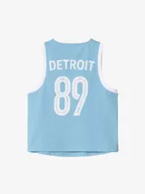 Musculosa Carhartt WIP de cuello redondo y espalda de nadador, color celeste con ribetes blancos en cuello y sisas. Presenta el logo "Carhartt WIP" estampado en el pecho.