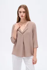 Blusa de viscosa bordó con estampado abstracto, escote en V con cuello tipo solapa y mangas 3/4, de corte holgado.