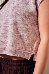 Chaleco de punto con efecto jaspeado en tonos rosa viejo, de corte recto y cuello redondo. Presenta mangas cortas tipo sisa y terminaciones en tejido acanalado.