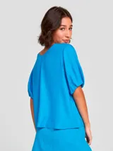 Blusa celeste de manga corta con escote en V.