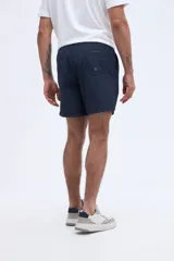 Short de baño liso azul marino, de corte clásico con cintura elástica y cordón ajustable.