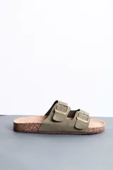 Sandalias de dos tiras anchas en color verde militar, con hebillas metálicas doradas y base anatómica de corcho.