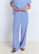 Pantalón de tiro medio con estampado de rayas celestes y rosadas, diseño recto y largo, cintura con goma elástica y dos bolsillos laterales.