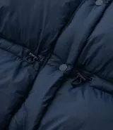 Campera puffer acolchada color azul marino, con capucha, cierre frontal con broches a presión, bolsillos laterales y cordón regulador en la cintura para ajuste entallado.