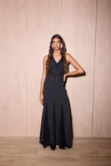 Vestido largo negro con estampado de lunares blancos, confeccionado en jersey con lurex y encaje. Presenta escote en V profundo, tirantes finos y detalles de encaje en el pecho y el ruedo.