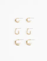 Set de tres pares de aros dorados con diferentes diseños texturizados.