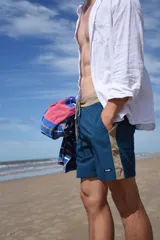 Short de baño azul marino liso con logo de la marca en la pierna izquierda.