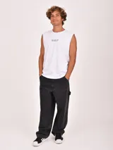 Musculosa negra de corte recto, sin mangas y con cuello redondo. Presenta un estampado frontal en blanco con texto en tipografía estilo retro.