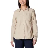Camisa de manga larga Columbia, color beige, con cuello clásico, cierre frontal de botones, bolsillos en el pecho y aberturas de ventilación. Cuenta con tecnología de protección solar y secado rápido.