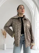 Sobrecamisa de pana con estampado animal print, cuello y puños de piel sintética.