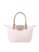 Bolso tipo tote de diseño minimalista, color rosa pálido con detalles en color beige en las asas y la solapa frontal. Cuenta con cierre superior y logo de la marca grabado en una placa metálica sobre la solapa.