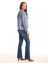 Camisa de algodón color gris con bordados florales en el frente y las mangas. Tiene cuello con solapa y cierre frontal con botones.