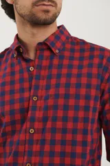 Camisa a cuadros marrón y blanco, de manga larga y corte clásico.